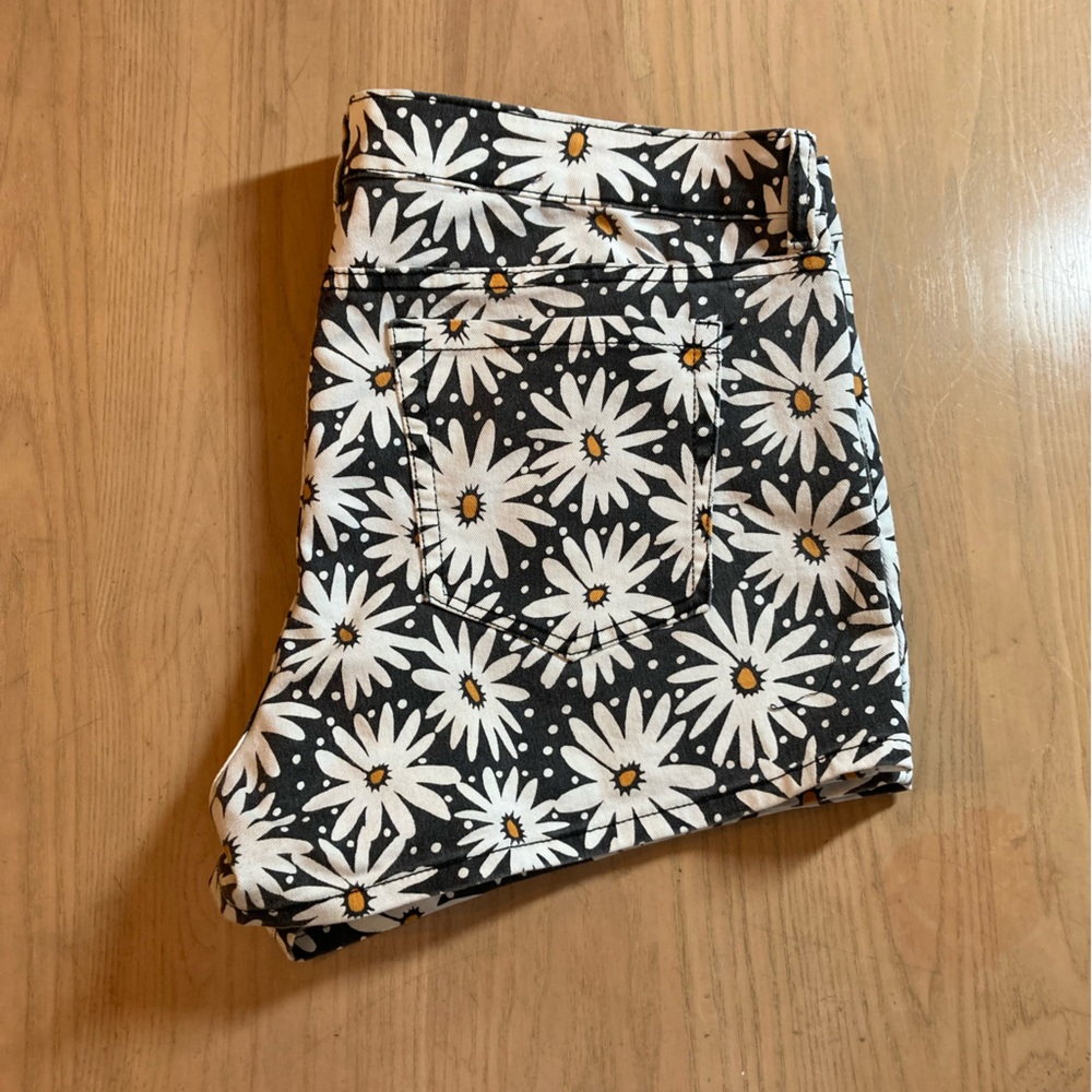 Floral Spring Daisy Print Shorts Forever 21